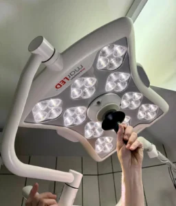 Lampa zabiegowa w gabinecie weterynaryjnym